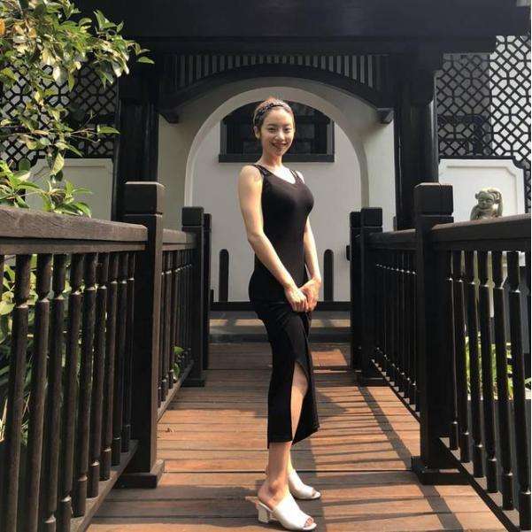 中国驻法使馆举行法国友人捐赠抗战历史照片交接仪式